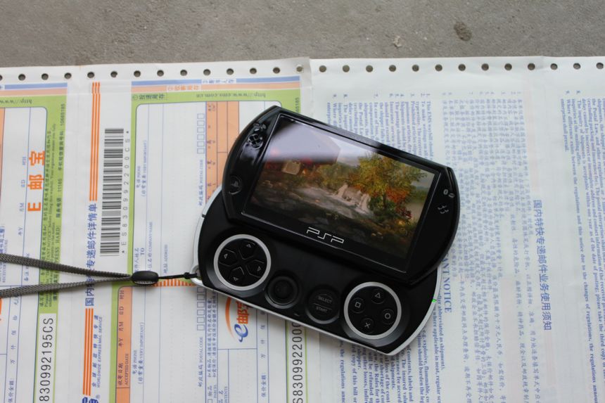 95新PSP GO索尼游戏掌机低价出了。 - 二手市
