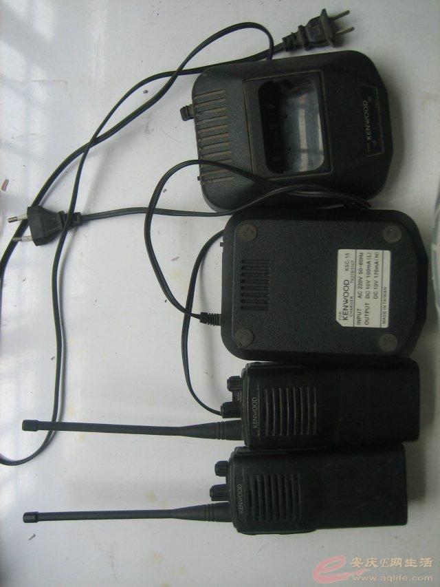 出2个不知道好坏的对讲机 废品价25一个 带充